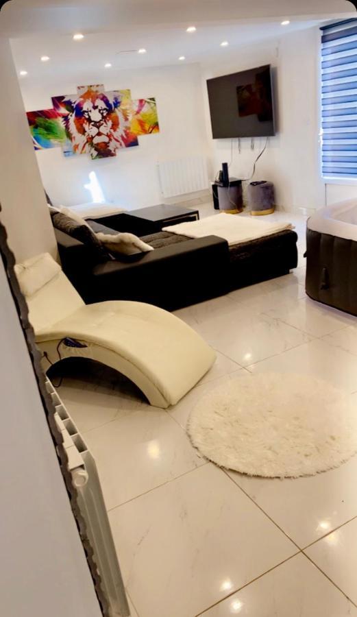 Love Room Givors Luaran gambar